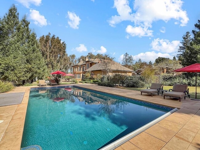 Building Photo - 1526 Hillview Dr