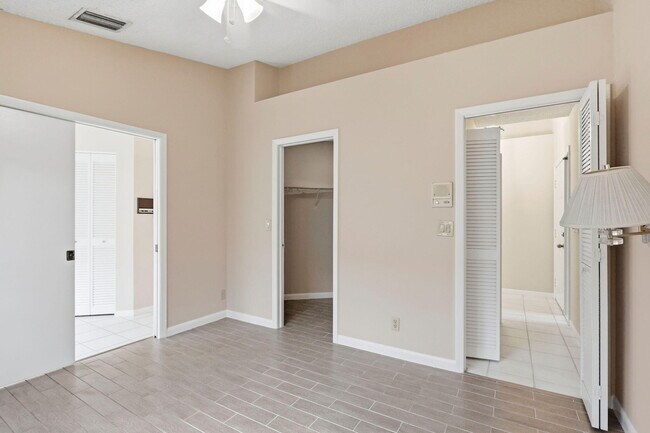 Building Photo - 6170 Bay Isles Dr