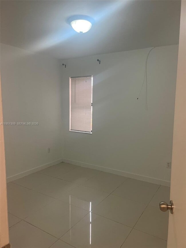 Building Photo - 842 NE 209th St