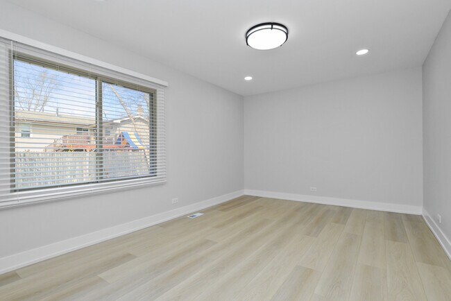 Building Photo - 7800 W Kingston Dr