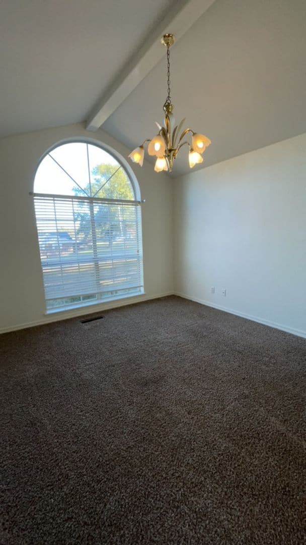 Building Photo - Well-maintained 3-bedroom, 2-bath home in ...