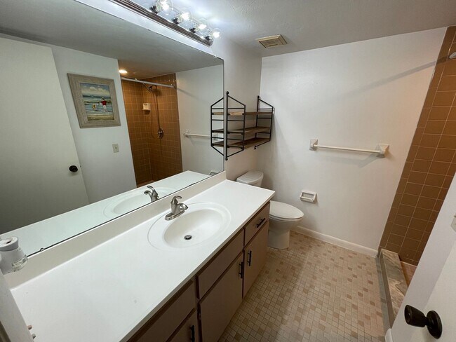 Building Photo - ANNUAL RENTAL - 2 BED / 2 BATH IN PINE HAVEN!