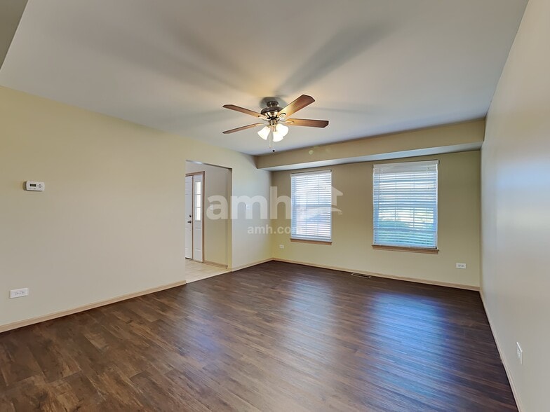 Building Photo - 916 Mazalin Dr