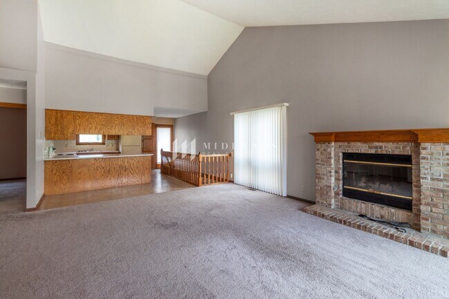 Building Photo - Bellevue Townhome