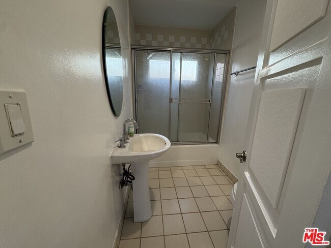 Building Photo - 6122 S Fairfax Ave