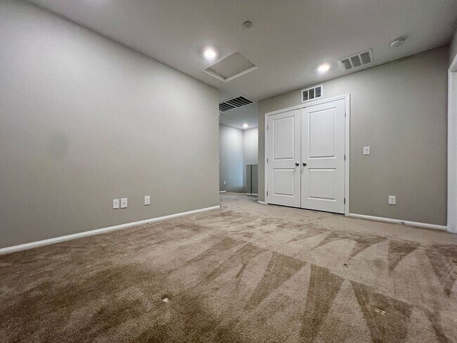 Building Photo - Modern 2-Bedroom Townhome Near Allegiant S...