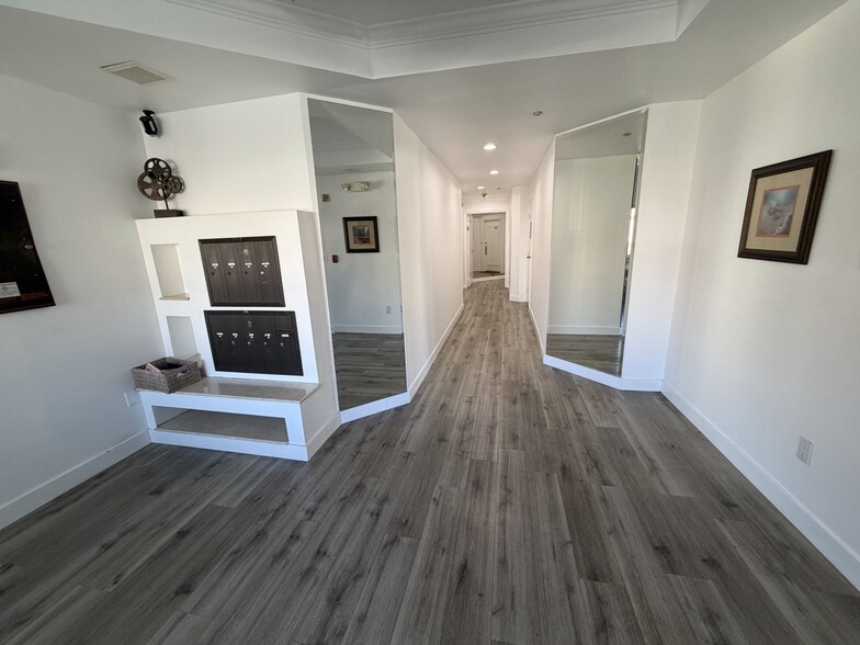 Building Photo - 1247 Barry Ave