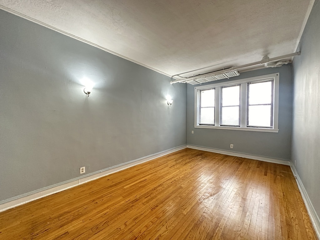 Building Photo - 1321.5 W Estes Ave