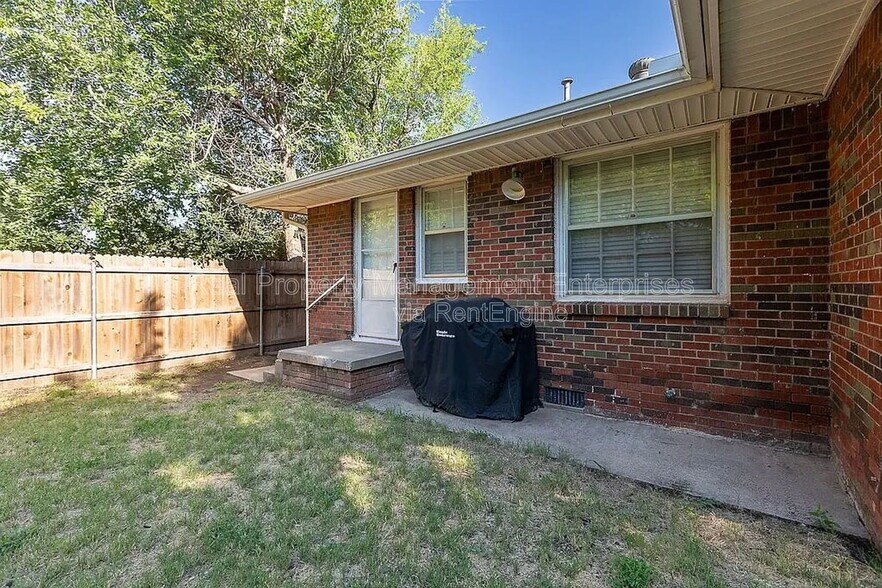 Building Photo - 1618 Oxford Way