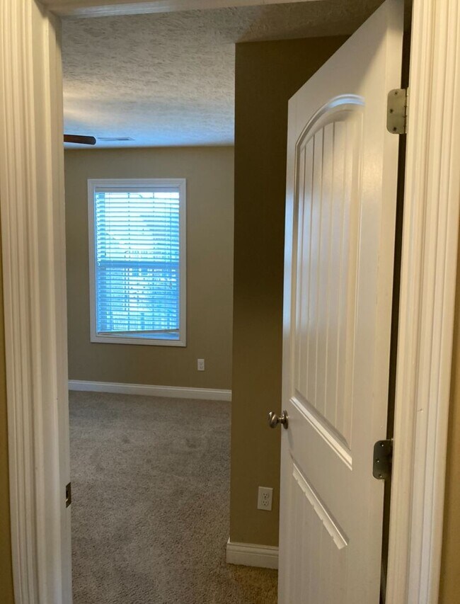 Building Photo - 166 Twin Lakes Dr