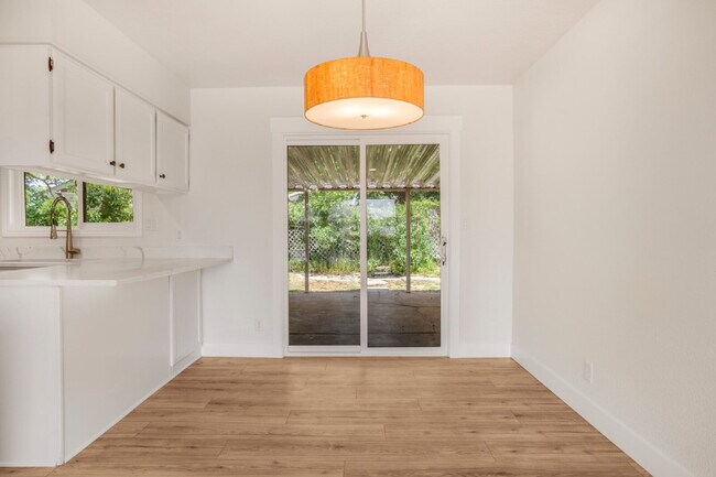 Building Photo - "Charming Newly Remodeled 4-Bed Oasis Touc...