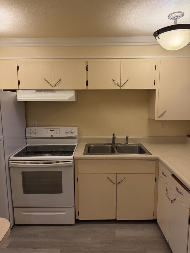 Building Photo - 660 Fairbanks St