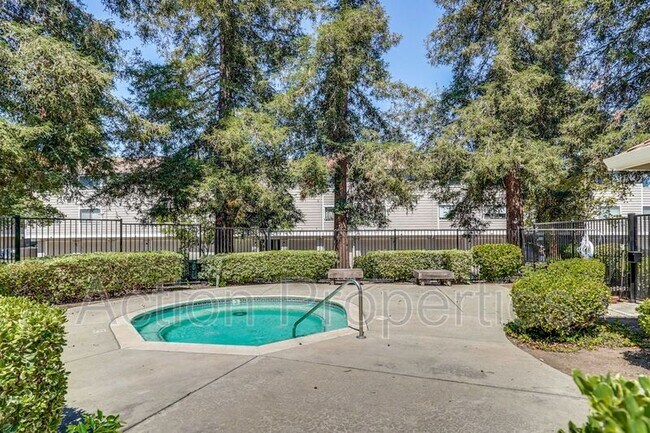 Building Photo - 297 Stonegate Cir