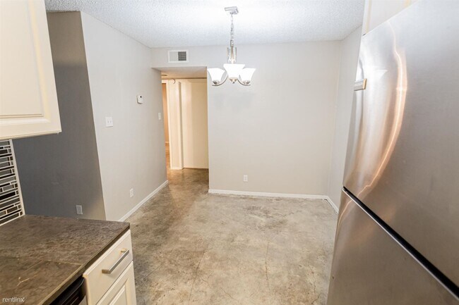 Building Photo - 2 br, 1 bath 4plex - 1220 Southport Dr A A