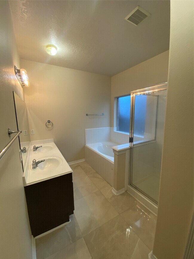 Building Photo - 9210 Hidden Lake E Dr