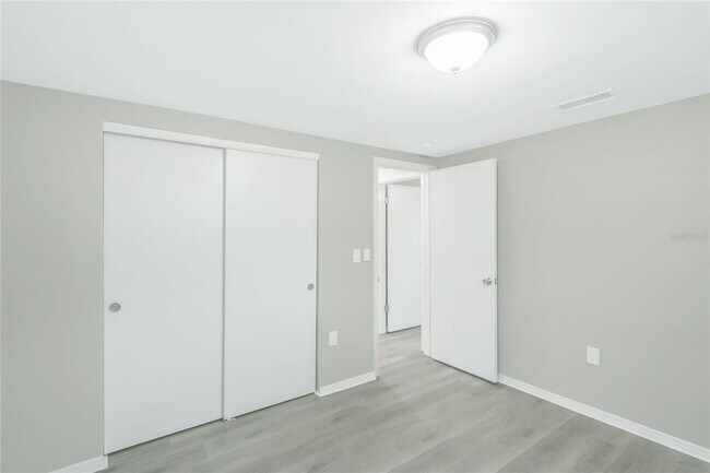 Building Photo - 5135 Kiwi Dr