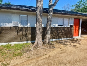 Building Photo - 813 John Adams Dr