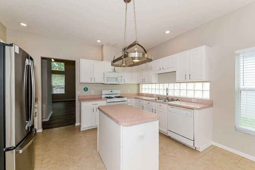 Building Photo - 12323 Hollybush Terrace