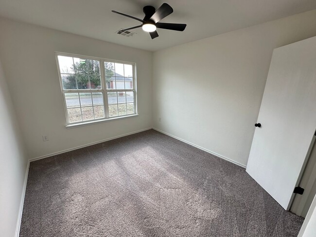 Building Photo - Beautiful 3bed/2bath House Available Near Tinker and Oklahoma Heart Hospital!