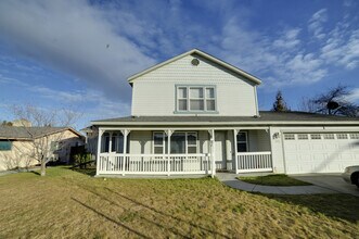 Building Photo - Sweet South Richland Home with Large Yard
