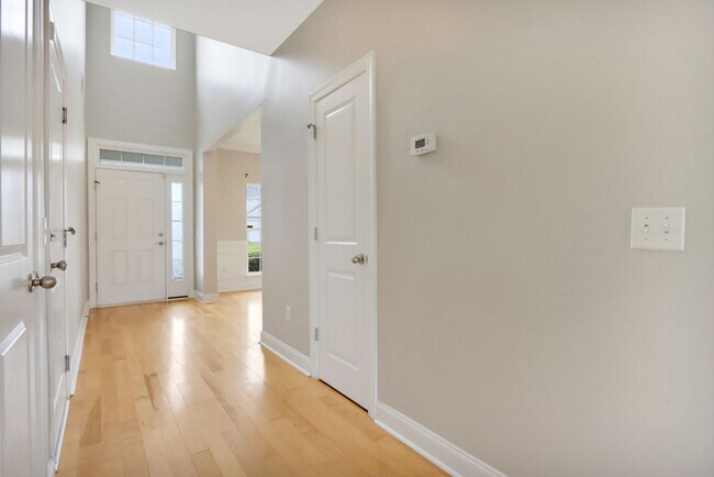 Building Photo - 4 Bed/2.5 Bath in Richmond Hill!