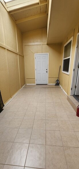 Building Photo - 188 Paris Cir