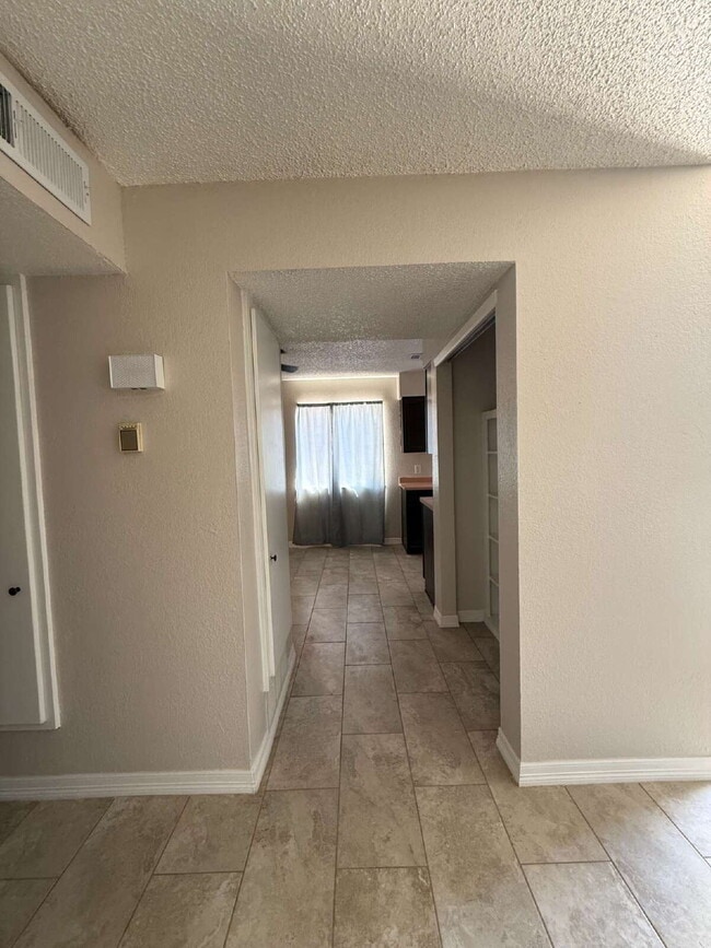 Building Photo - 955 Versailles Dr