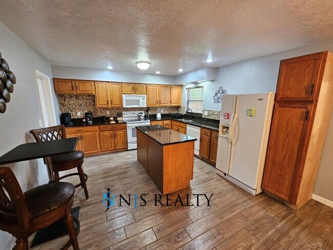 Building Photo - BEAUTIFUL 3/2/2 1400 Sq. Ft. with HUGE yar...