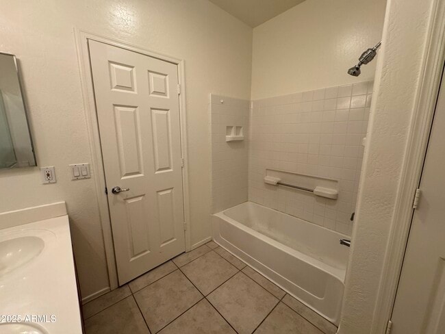 Building Photo - 3323 E Roadrunner Dr
