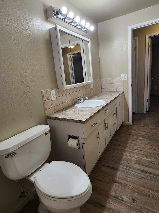 Building Photo - Cute 2 Bedroom 1 Bathroom Near Northtown Mall