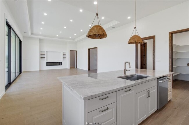 Building Photo - 4558 Hicks Ln
