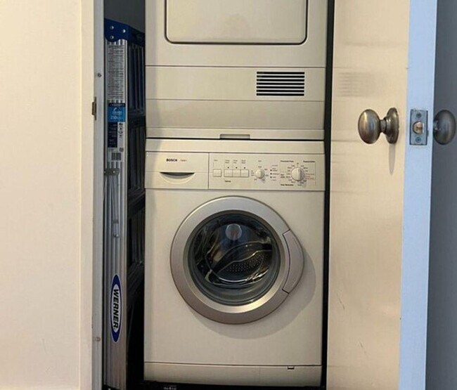 Building Photo - 1600 Broadway