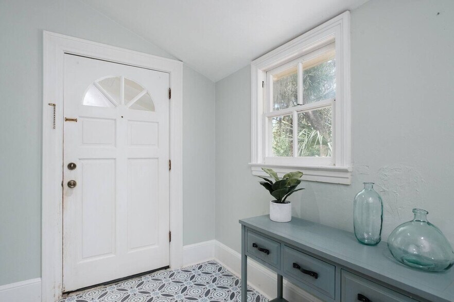 Building Photo - 240 SW 3rd St