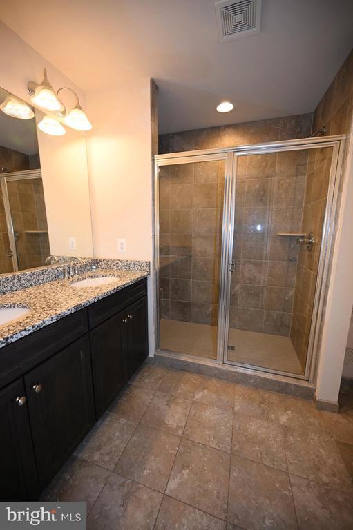 Building Photo - 2413 Glenallan Ave