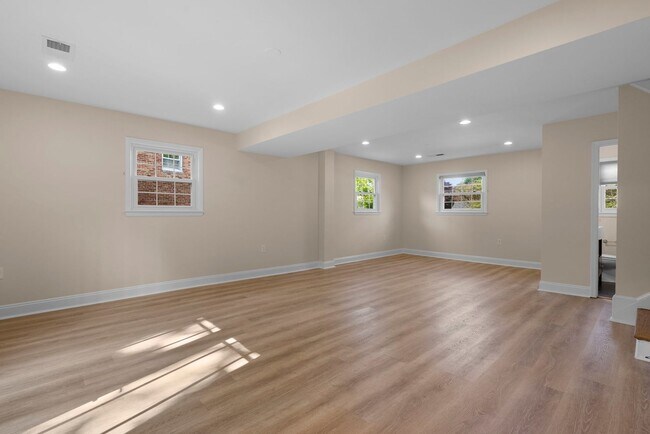 Building Photo - 3 Bed 2.5 Bath - Bethesda Split Level Single Family - Move In Ready