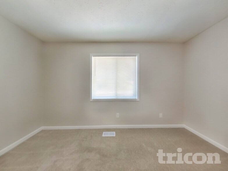 Building Photo - 2395 Wales Dr