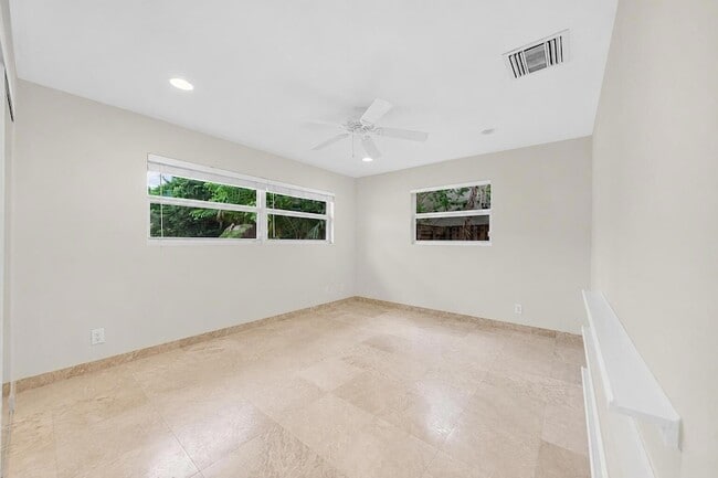 Building Photo - 4021 Bayview Dr