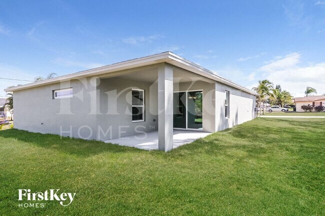 Building Photo - 957 SE Caravan Ave