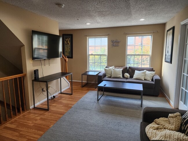 Building Photo - 30 Richmond Street4 - Master Bedroom