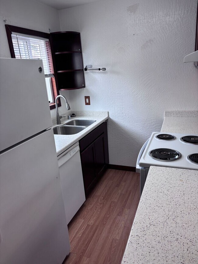 Building Photo - Perfectly Located 2 Bed/1.5 Bath Eagle River Condo!