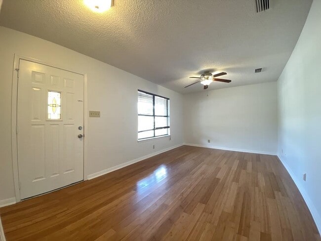 Building Photo - 2501 Peach Tree Ln