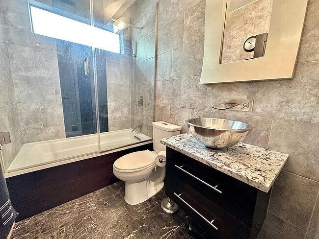 Building Photo - Luxury Updated Pool-Style Retreat on Quiet Cul-de-Sac