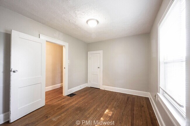 Building Photo - "Charming 3-Bed Duplex Gem in Indianapolis – Spacious 1300 Sq Ft Haven!"
