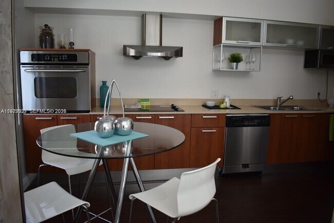 Building Photo - 1528 Brickell Ave