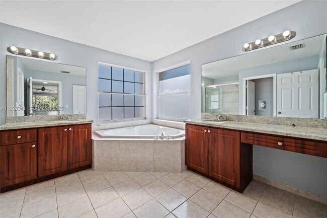 Building Photo - 1852 SW 156th Ave