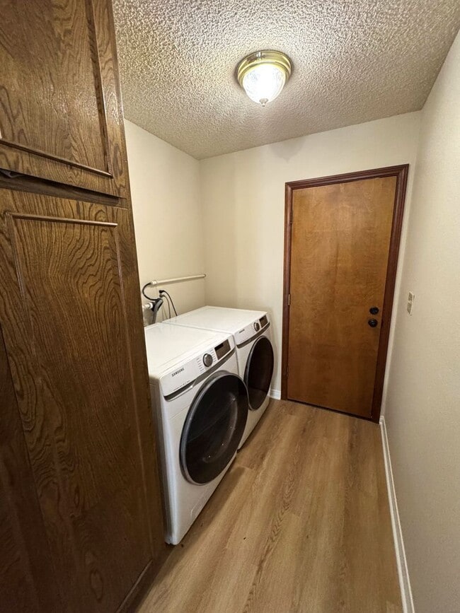 Building Photo - Spacious Central Ventura Home