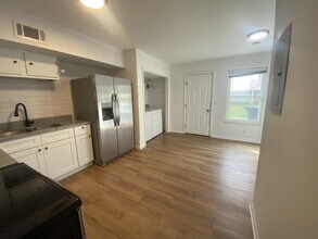 Building Photo - Charming 2 Bed, 1.5 Bath in the Heart of East Nashville