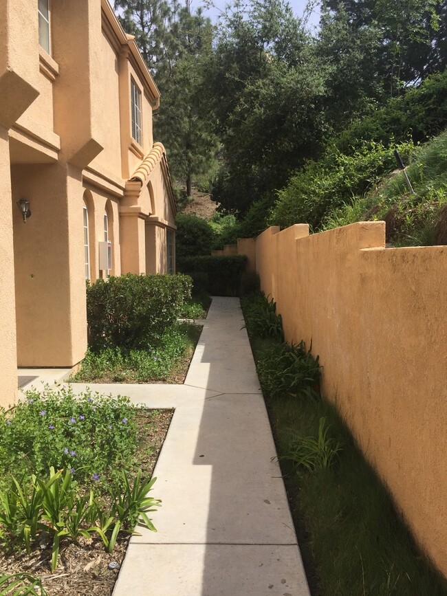 Building Photo - Cute & Private End Unit 3+2.5 Light & Brig...