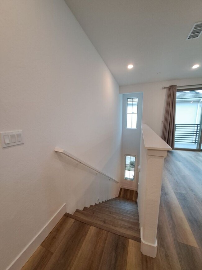 Building Photo - Experience Comfort and Style in This Venet...