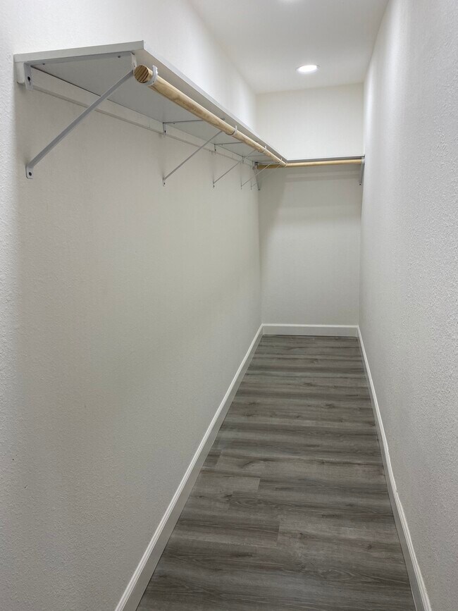 Large closet - 968 Cinnabar St